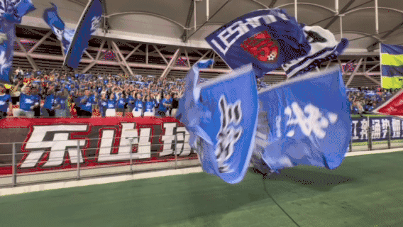 class, 球迷们高举, img class, 球迷们高举, img