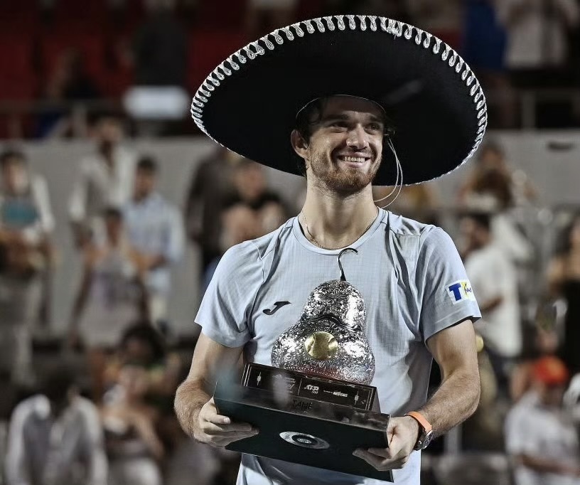 首位夺得巡, Pk, 这位年轻的 首位夺得巡, Pk, 这位年轻的